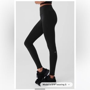 NWT alo yoga 7/8 high waisted airbrush leggings M black